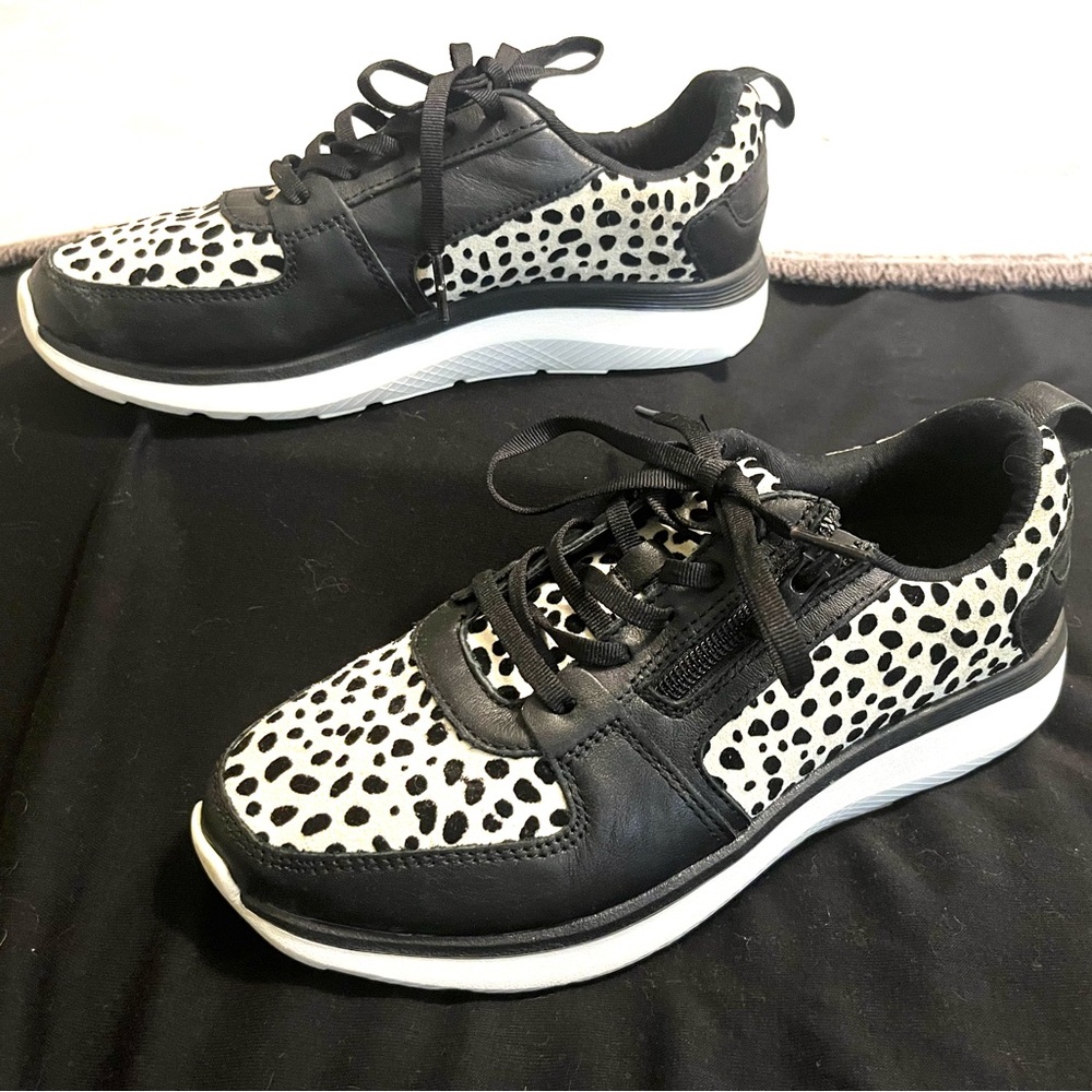 Vionic black and white sneakers. Size 6.5